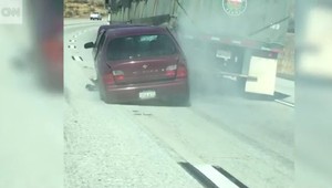 VIDEO. Kamión  za sebou ťahal zakliesnené auto niekoľko kilometrov