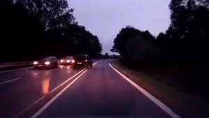 Hazardér pod Strečnom. Riskantná jazda cez dve plné aj mechanické zábrany