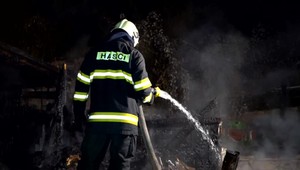 V Bratislave vypukol obrovský požiar. V provizórnom prístrešku uhorela jedna osoba