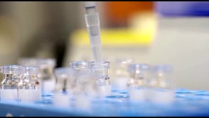 Európska lieková agentúra potvrdila možnú súvislosť vakcín proti Covid-19 s ďalšími vedľajšími účinkami