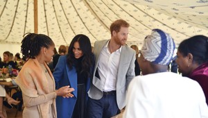 Meghan nosí voľné šaty, v Londýne má pri sebe matku