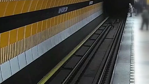 VIDEO: Dievča si sadlo do koľajiska v metre, tragédii zabránili pohotoví cestujúci