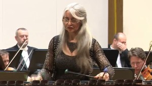 Vôbec nepočuje, aj napriek tomu patrí medzi vychytených hudobníkov