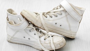 Ako účinne vyčistiť tenisky? S týmto tipom už gumu nikdy nebudete musieť prácne šúchať!