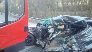 Zrážka auta s dodávkou sa skončila tragicky. Cestu museli uzavrieť