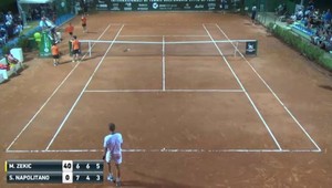 Zekič oslávil zisk titulu bozkom rozhodcovi na plešinu