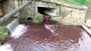 Myjavčan (44) vymýval sudy, zašpinil rieku načerveno