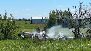 Pri páde lietadla s parašutistami zahynulo 12 ľudí. Haváriu sledovali rodiny obetí zo zeme