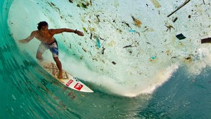 Z turistického raja skládka: Pláže na Bali sú zavalené odpadkami