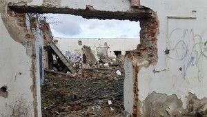 Hra na zbúranisku stála 15-ročného chlapca život. Polícia začala trestné stíhanie