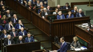 V Poľsku schválili kontroverzný zákon. Podľa opozície ide o diablovu reformu