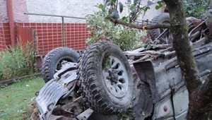 Nešťastná kolízia automobilov. Náraz odhodil vozidlo do záhrady, kde skončilo na streche