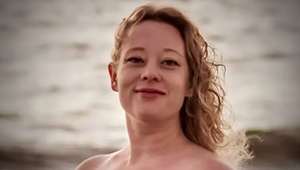 Ľudia si uctili pamiatku zastrelenej ženy agentom. "Celý život sa starala o druhých," povedala matka