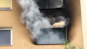 Izbu, v ktorej spali dve malé deti, zachvátil požiar. Pred smrtiacimi plameňmi ich zachránil otec