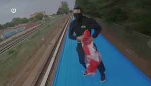 Mladíci sa prevážali na vagóne vlaku. Nebezpečný train surfing sa im mohol stať osudným