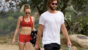 Miley s Liamom na prechádzke s...