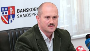 Kotleba nepodpísal bábkovému divadlu dotáciu, lebo napádalo extrémizmus