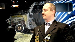 Zhorené auto Kotlebu vystavili pred úradom. Ako výstrahu!