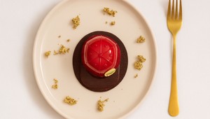 Opitý Izidor v tvare šiltovky