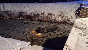 Nevytočil zákrutu a skončil v rieke. Šofér nemal šancu prežiť