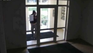 Polícia má na záberoch zlodeja, ktorý kradol bicykle. Prosia o pomoc s identifikáciou