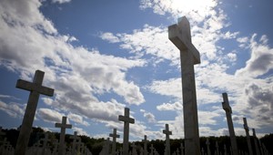 Krádeže na cintoríne a bitky. V Krompachoch majú problém s dôchodcami