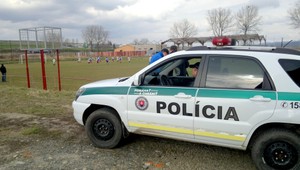 Futbal išiel do úzadia, hráčov pred útokom z osady strážila polícia