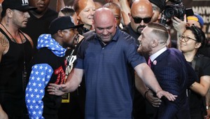 Najväčšia boxerská šou: McGregor nešetril Floyda ani na tlačovke