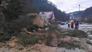 Na cestu v Hričovskom Podhradí sa zosunula pôda