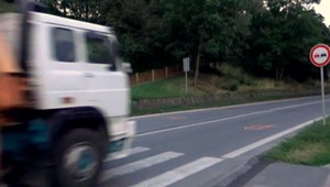 Vodič auta dával prednosť dievčaťu (11) na priechode. Poľský kamionista ho zrazil