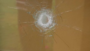 V priebehu jeden a pol hodiny postrelil dvoch ľudí.  Jeden zo zranených skončil s vnútorným krvácaním v nemocnici