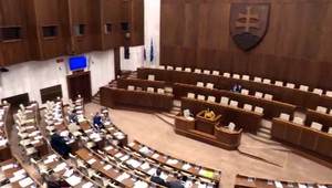 Poslanci schválili školský zákon aj napriek tomu, že petíciu proti nemu podpísalo 20-tisíc ľudí