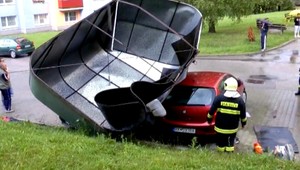 Veterná smršť v Ružomberku. Váľala stromy, odtrhla strechu