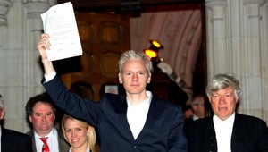 Ambasáde hrozí prepad. Briti chcú dostať Juliena Assangea