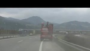 Kuriozita na diaľnici. Premával sa po nej traktor