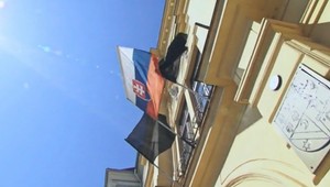 Na oslavy SNP zabudnite. Kotleba vyvesil na župe čierne vlajky