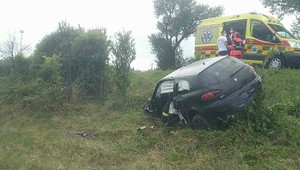 Tragická dopravná nehoda v Štiavnických Baniach. Vodič po náraze vyletel z vozidla