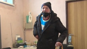 Bezdomovcovi zmenil život pozitívny test. Starali sa o neho dedinčania a našli mu aj strechu nad hlavou