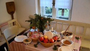 Vianočné oblátky kedysi piekli učitelia, dievčatá triasli plotom, aby vedeli, za koho sa vydajú. Vianočné tradície na Kysuciach.