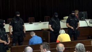S putami na rukách i nohách priviedli pred Najvyšší súd Róberta Lališa
