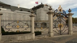 Prezidentský palác ukrývajú stavbárske sieťky. Čestná stráž víta prezidentku, návštevy a hostí zo zadnej strany