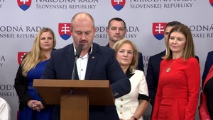 Marián Kotleba predstavil kandidátku ĽSNS. Spoluprácu so Smerom nevylúčil