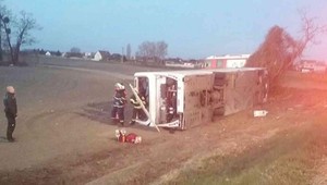 Prevrátený autobus pri Galante, zranilo sa najmenej osem ľudí