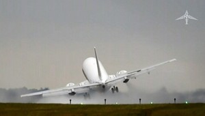 Lietadlo takmer havarovalo pre silný vietor. VIDEO z pristávania sa stalo hitom internetu