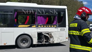 Nehoda na strednom Slovensku: Po zrážke autobusu s kamiónom previezli do nemocnice jednu osobu