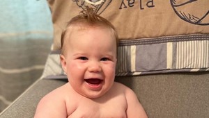 Takéto batoľa ste ešte nevideli! Ledvo začal chodiť a už nosil rovnakú veľkosť ako jeho 4-ročný brat