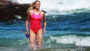 Odvážnu plavkyňu zastavila medúza. Pozrite sa, čo jej spravila