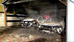 Podpaľači vyrobili škodu za 20 tisíc eur! V Mikuláši zhoreli 2 autá