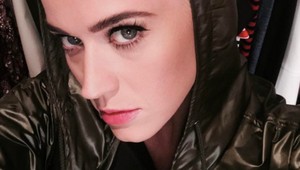 Dlhé vlasy sú nadobro preč. Katy Perry radikálne zmenila imidž
