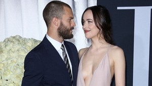 Dakota Johnson a jej SEXI výstrih ohúril na premiére (nielen) Jamieho Dornana